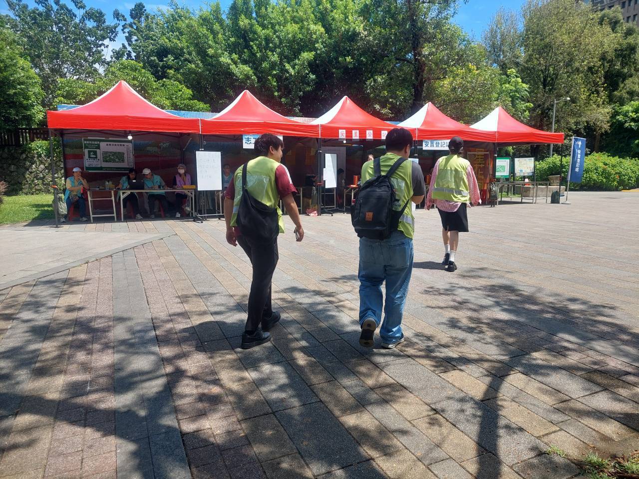災民前往登記_.jpg